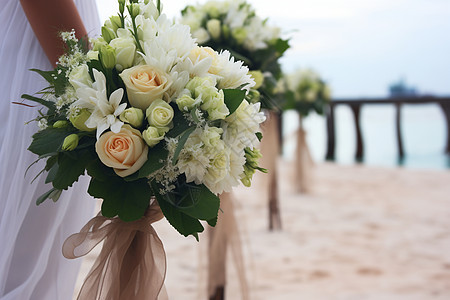 沙滩上拿着捧花的新娘图片