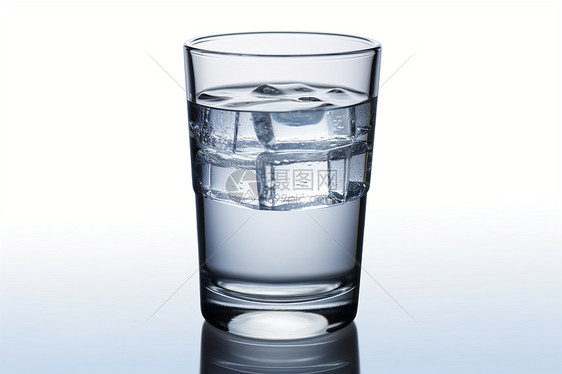 玻璃杯里的冷水图片