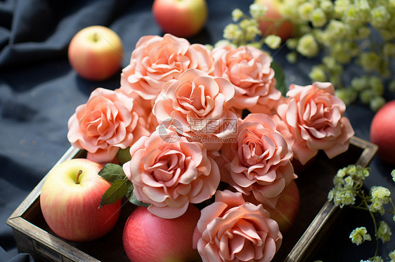粉色玫瑰和苹果装满木盒图片