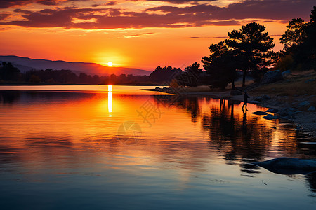 傍晚湖畔湖畔夕阳背景