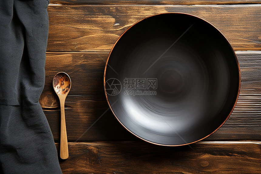 桌面上的黑色碗图片