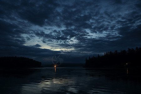 傍晚户外的自然湖泊图片