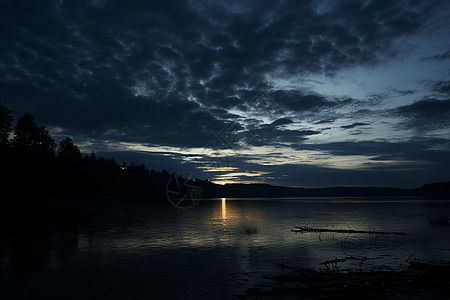夜晚户外的湖畔图片
