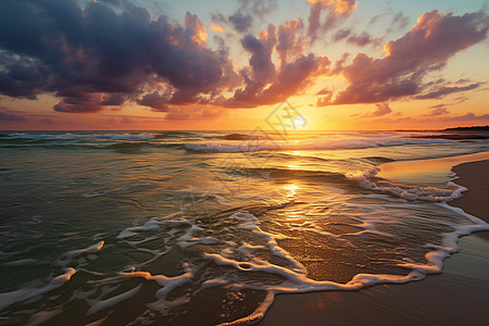 日落时沙滩上的波浪图片