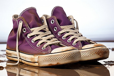 一双紫色运动鞋图片