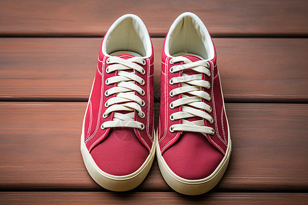 一双红色运动鞋图片