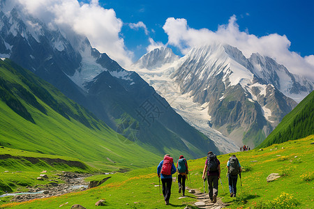 山谷间的徒步旅行者图片