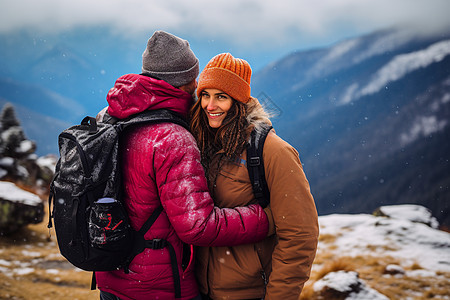 雪山顶上的夫妻背景图片