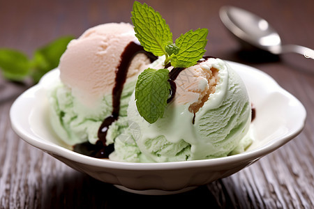 甜蜜的绿色冰淇淋图片