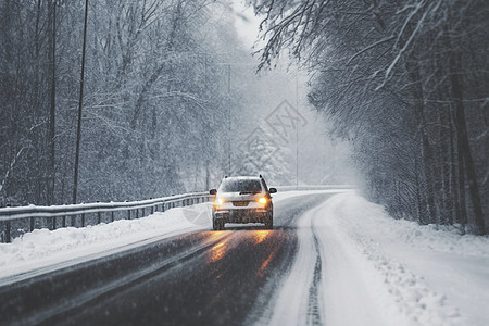 雪天驾驶的汽车图片