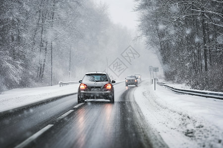 行车道路冬日雪中的行车背景