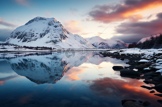 雪山和湖泊图片