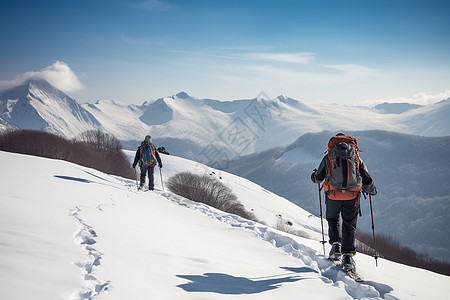 两个人在雪山上徒步攀登图片
