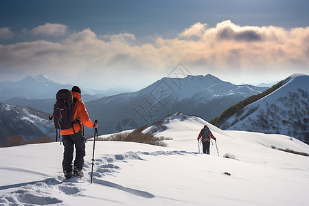 两人背着背包攀登雪山图片