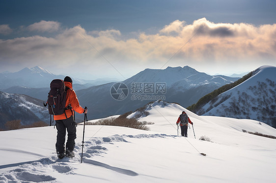 两人背着背包攀登雪山图片