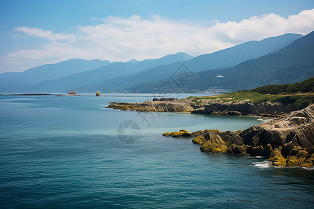 碧海山川中的船只与岩石图片