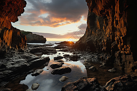 风景优美的海岸岩石洞穴图片