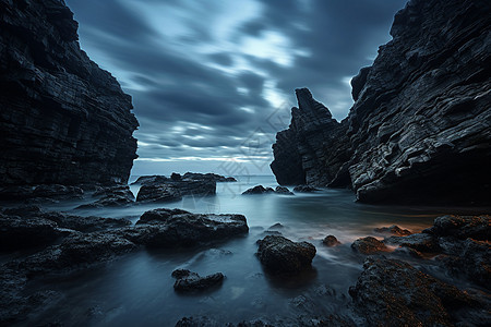 夜幕下的岩石海滩景观图片