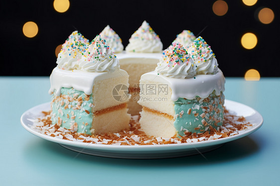 餐盘中的奶油蛋糕图片