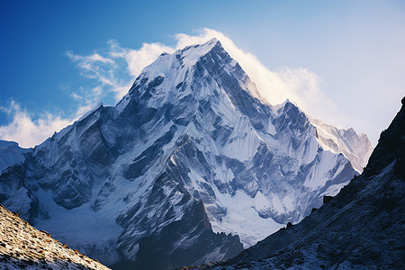 冬季白雪覆盖的雪山景观高清图片