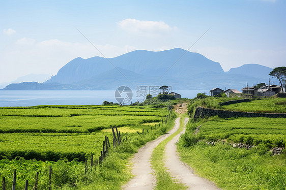 湖畔青山下一条黄土小路图片