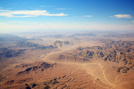 蓝天白云下的沙漠美景图片