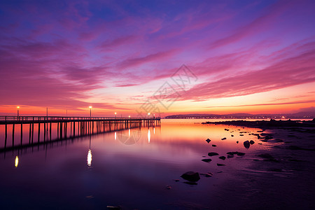 紫色夕阳下的海边码头图片