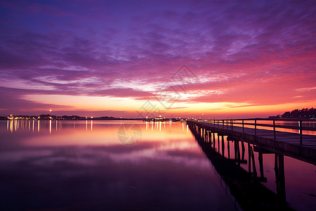 黄昏海景日落下一条长长的码头背景