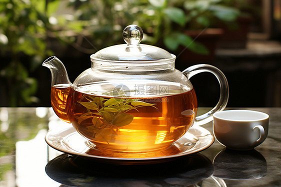 茶壶中温热的茶图片