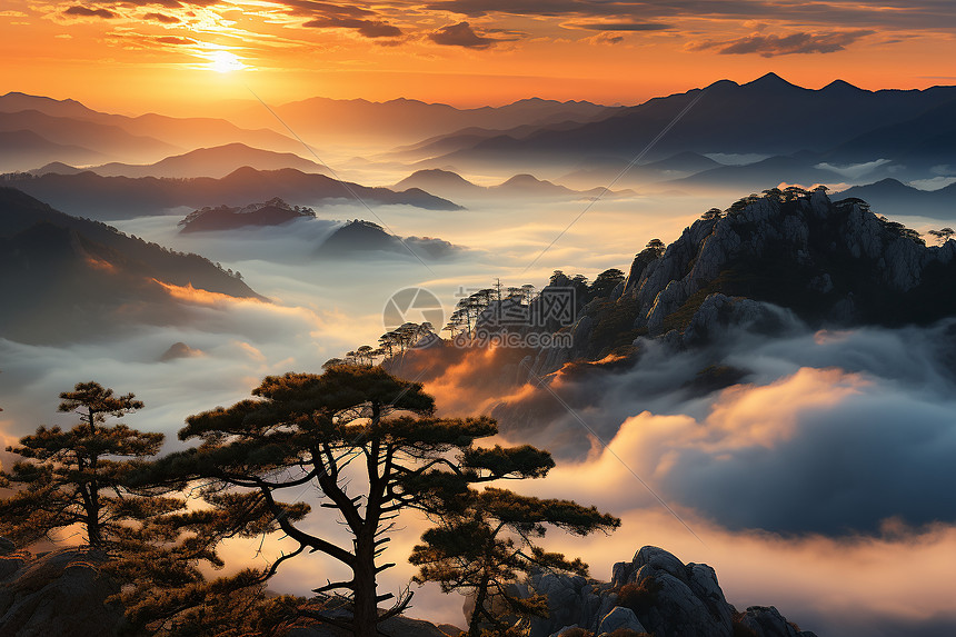 日出云雾笼罩的山谷景观图片