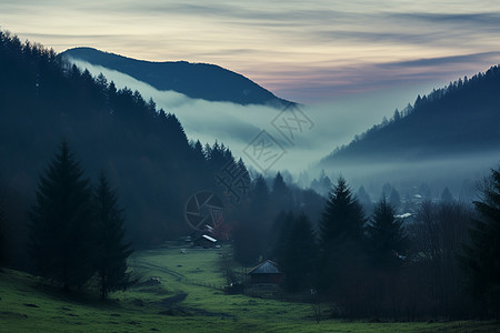 山峦苍茫迷雾笼罩的日出景观图片