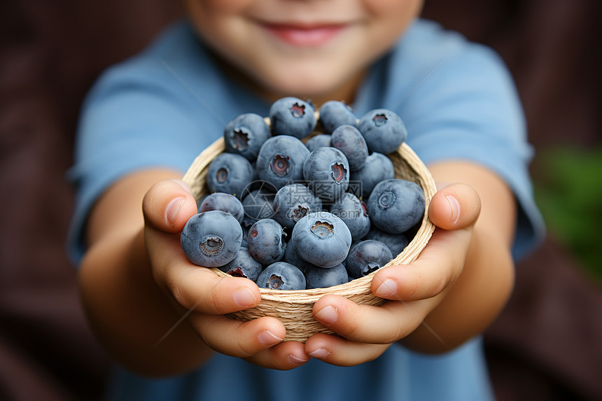 吃蓝莓的小男孩图片