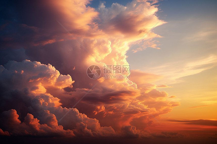 日落中翻卷的彩云图片