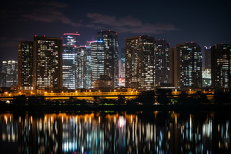 东京的夜晚水中倒影图片