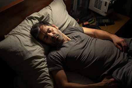 床上睡着的男人背景图片