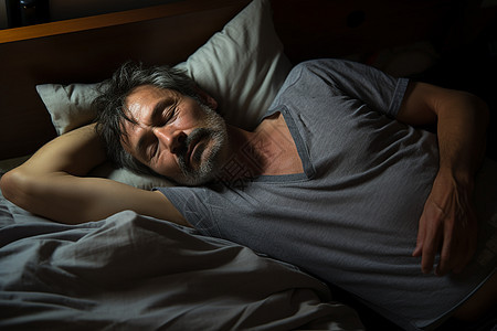 安睡中的中年男子图片