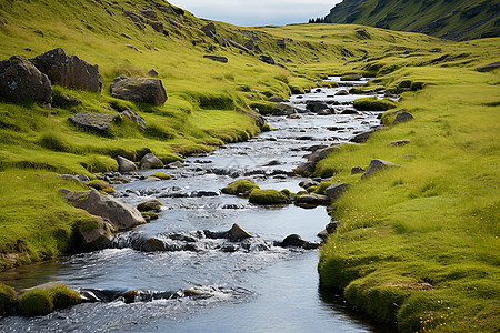清澈流淌冰岛绿野山谷图片