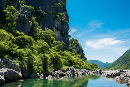 蓝天下的山脉河流图片