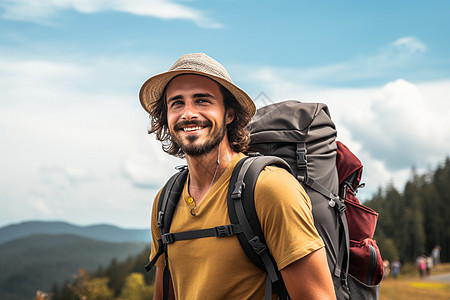 背包旅行山间徒步旅行的男人背景