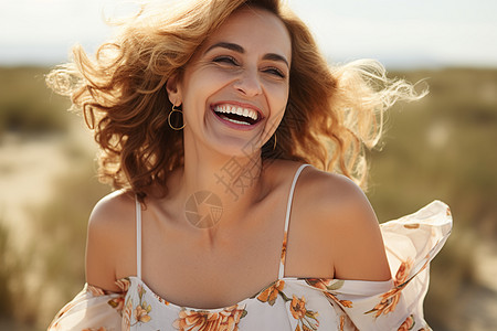 夏日阳光下大笑的女性背景图片
