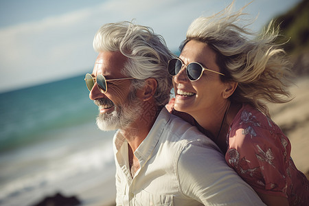 海滩上的老年夫妻背景图片