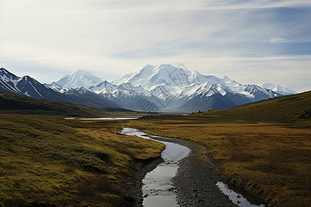 穿过山谷的河流背景图片