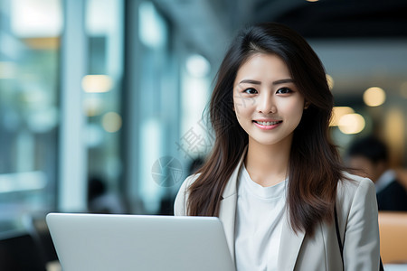 自信微笑的亚洲女企业家图片