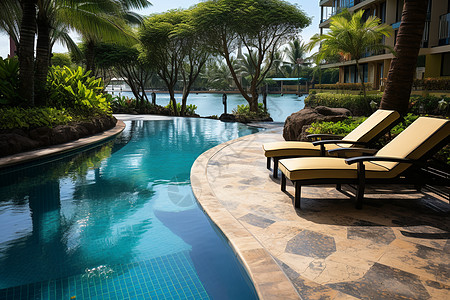 泳池旁的躺椅和海景背景图片