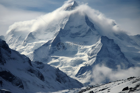 冰雪覆盖的瑞士高山图片