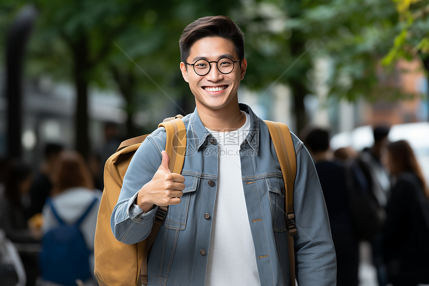 背包的大学生图片