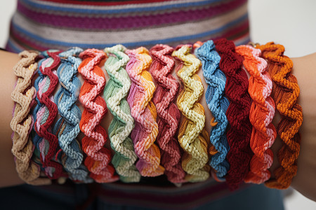 手工编织的彩色手链图片
