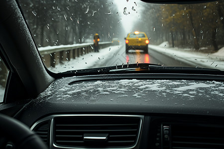 冰雪天道路上行驶的汽车背景图片