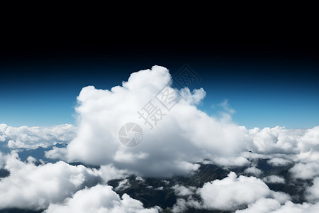 穿梭云层的云朵图片