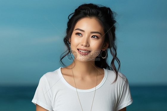 海边美丽的亚洲女孩图片